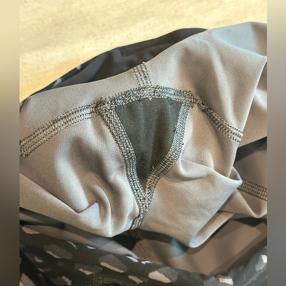 Lululemon leggings near new condition. Size 2 but will fit a 4 or slim 6 - Picture 5 of 6